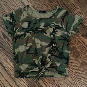 Sanctuary Camo Cropped front-tie short sleeve Tee shirt. Size M-L
